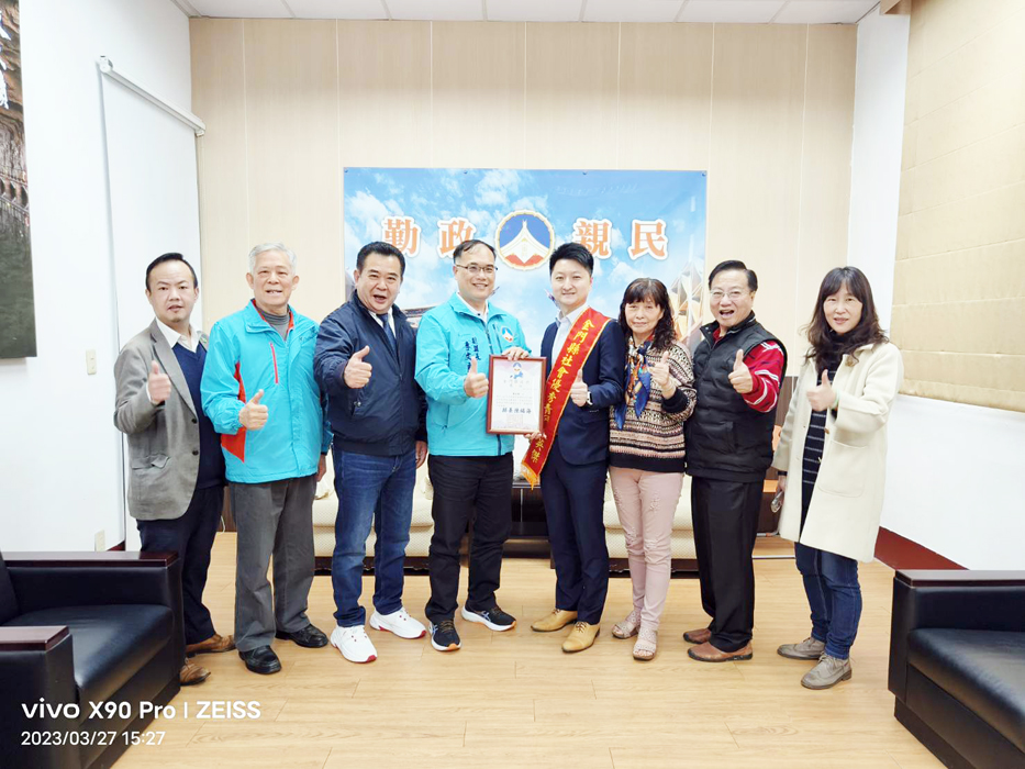 金門醫院醫師陳英傑(右四)獲全國優秀青年,副縣長李文良(右五)接見並盛讚仁醫典範。 (縣府提供)