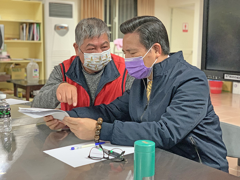 「縣長與鄉親有約」第三場於28日晚間在山外社區活動中心舉行,縣長陳福海率縣府團隊到場,受理陳情同時傾聽民瘼。(林靈攝)