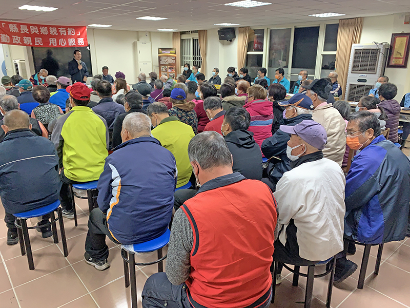 「縣長與鄉親有約」第三場於28日晚間在山外社區活動中心舉行,縣長陳福海率縣府團隊到場,受理陳情同時傾聽民瘼。(林靈攝)