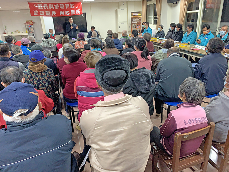 「縣長與鄉親有約」第三場於28日晚間在山外社區活動中心舉行,縣長陳福海率縣府團隊到場,受理陳情同時傾聽民瘼。(林靈攝)