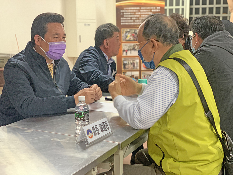 「縣長與鄉親有約」第三場於28日晚間在山外社區活動中心舉行,縣長陳福海率縣府團隊到場,受理陳情同時傾聽民瘼。(林靈攝)