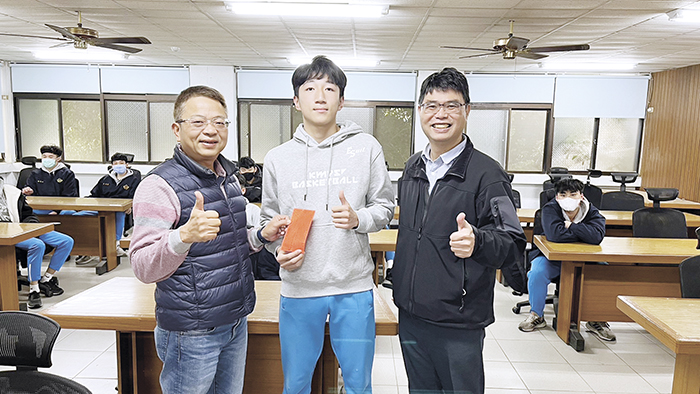 金門農工男生籃球隊將赴台參加「111學年度高中籃球聯賽乙級全國決賽」,該校文教基金會董事長黃平山特別致贈程儀,預祝球隊勇奪佳績。(金門農工提供)