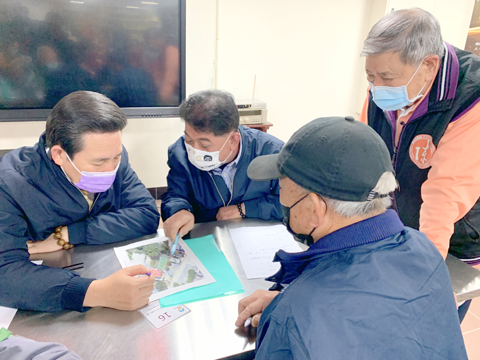 「縣長與鄉親有約」第三場28日晚間在山外社區活動中心舉行,縣長陳福海率縣府團隊到場,受理陳情同時傾聽民瘼。(林靈攝)