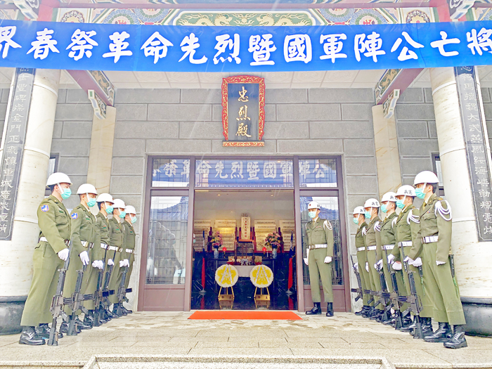 金門地區各界昨(29)日舉行春祭革命先烈暨國軍陣(公)亡將士祭典,由縣長陳福海和金防部中將指揮官陳忠文主祭。(林靈攝)