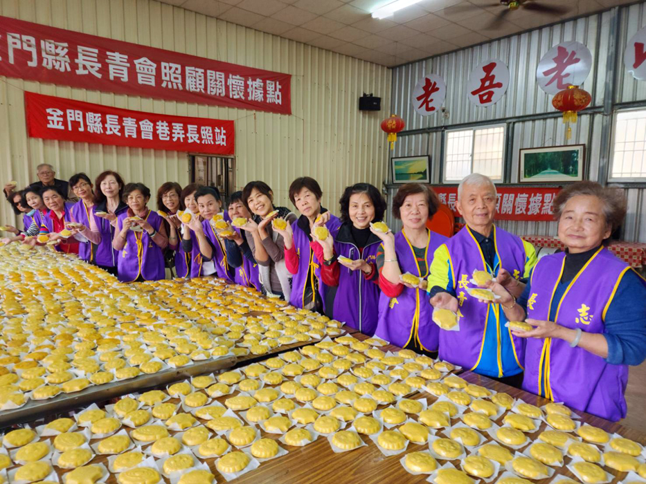金門長青會DIY課程,製作應景紅龜粿。(許峻魁攝)
