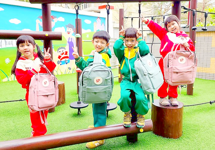城幼學童開心領到兒童節禮物。(城幼提供)