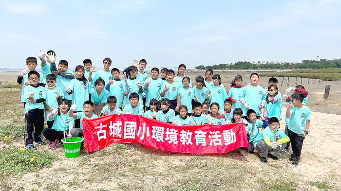 古城國小日昨辦理校外教學活動,走訪金門歷史古蹟、戰地遺跡、自然生態景觀及各紀念館。
(古城國小提供)