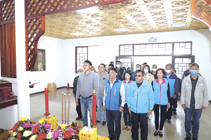 金湖鎮112年春祭各公墓英靈祭典活動於金湖民眾公墓舉行追悼儀式,由金湖鎮長陳文顧親臨主祭。(金湖鎮公所提供)