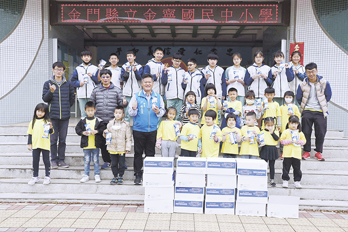 兒童節前夕,金寧鄉長楊忠俊贈送金寧學區國小學童紀念T恤、餐盒及石蚵文化季兒童專屬園遊券,並轉贈台籍鄉親提供的進口冰淇淋。(許加泰攝)