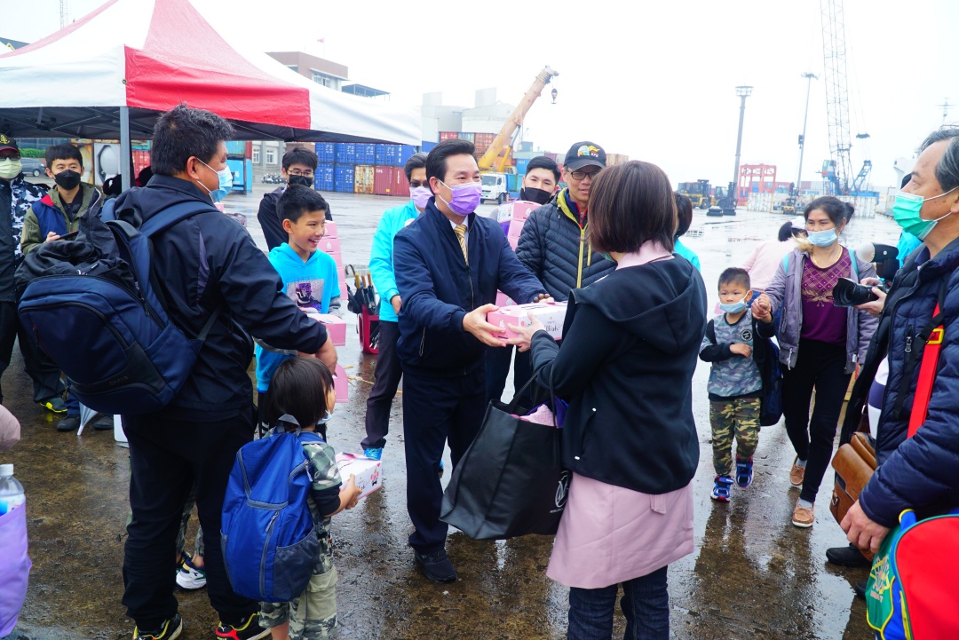 縣長陳福海前往迎接鄉親,並致贈餐盒。(許峻魁攝)