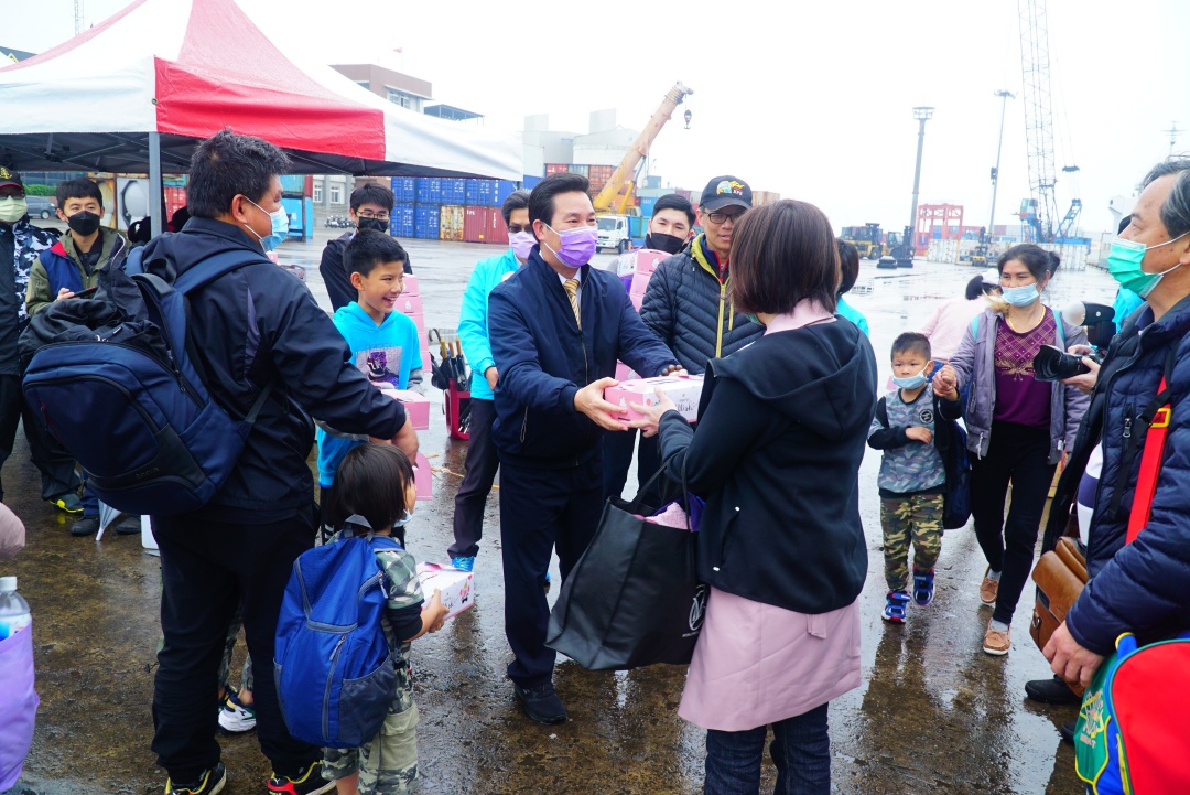 縣長陳福海前往迎接鄉親，並致贈餐盒。（許峻魁攝）