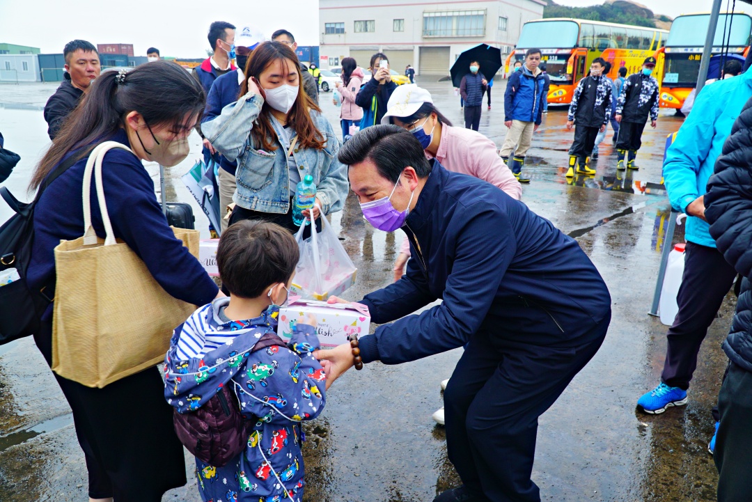 縣長陳福海前往迎接鄉親，並致贈餐盒。（許峻魁攝）