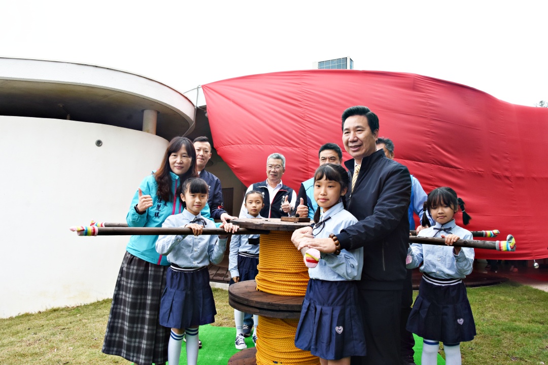 林務所「木育館」開幕活動，由縣長、貴賓以及幼兒園的孩子們一起轉動木育館前方的木轉輪。（翁維智攝）