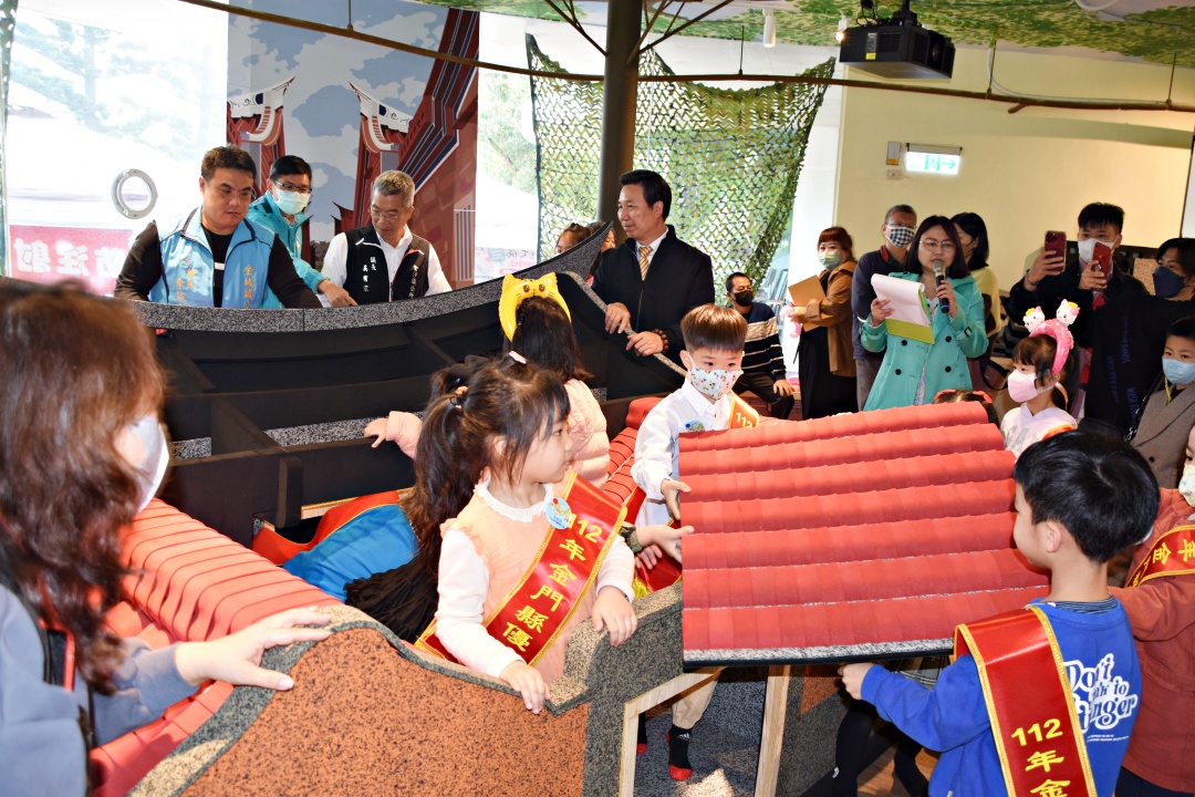 縣長陳福海和孩子們在木育館共同體驗「蓋房子」的樂趣。（翁維智攝）