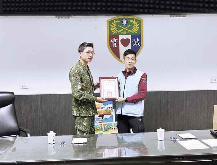 烈嶼守備大隊大隊長陳欣祺（左）上校頒發感謝狀，向消防局第一大隊副大隊長戴紹恩（右）表達感謝。（消防局提供）