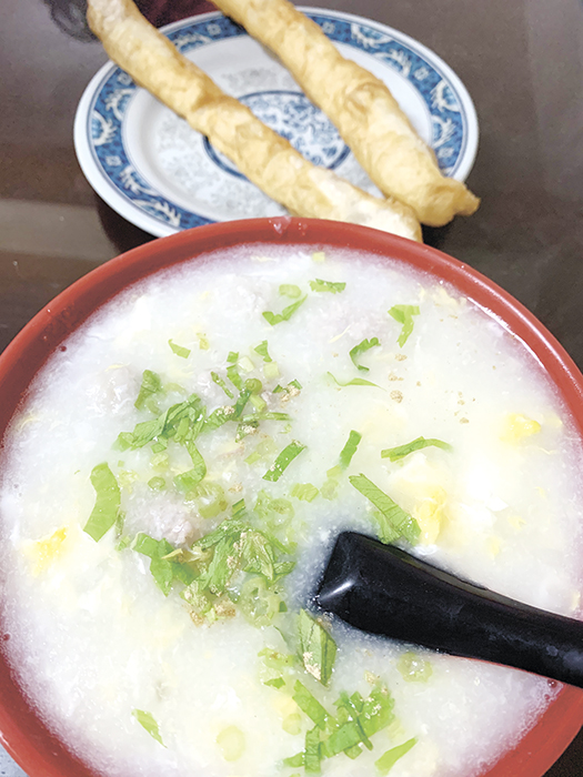 廣東粥與油條。(林靈攝)
