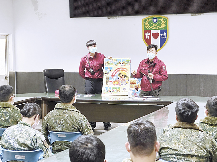 消防員們以自製看板對國軍弟兄們宣導「4不2記得」防火原則。(消防局提供)