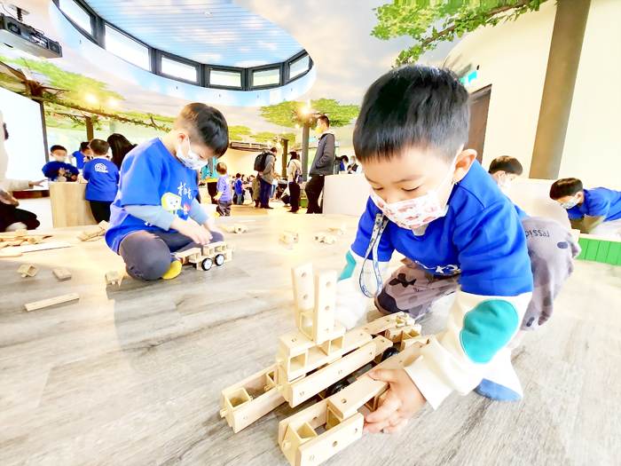 柏村國小幼兒園在校長許雪芳帶領下，前往林務所歡度兒童節，踏出校園，沐浴在大自然之中。（柏村國小提供）