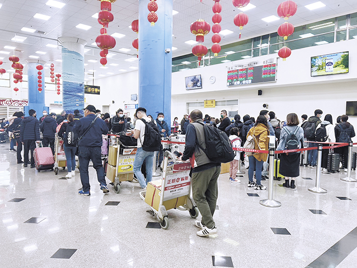 清明連假，許多民眾透過小三通安排金廈之旅，昨日上午水頭碼頭滿滿人潮。（許峻魁攝）