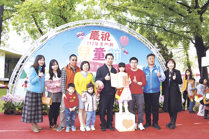 縣長陳福海頒獎表揚來自全縣5個學區選拔出來的69位優秀兒童。（翁維智攝）