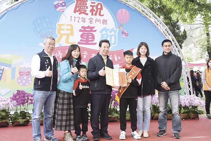 縣長陳福海頒獎表揚來自全縣5個學區選拔出來的69位優秀兒童。（翁維智攝）