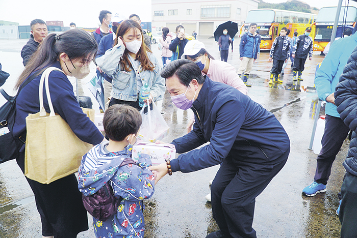 陳福海迎接鄉親，致贈餐盒。（許峻魁攝）