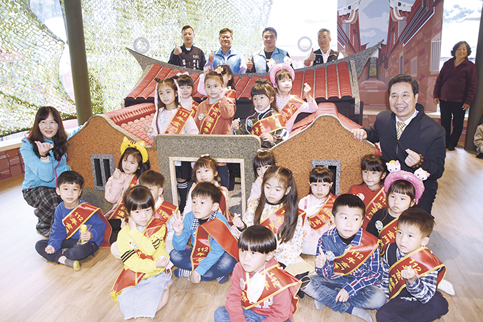 林務所「木育互動學習館」啟用,陳福海與孩子們在傳統聚落區共同體驗「蓋房子」的樂趣。(翁維智攝)