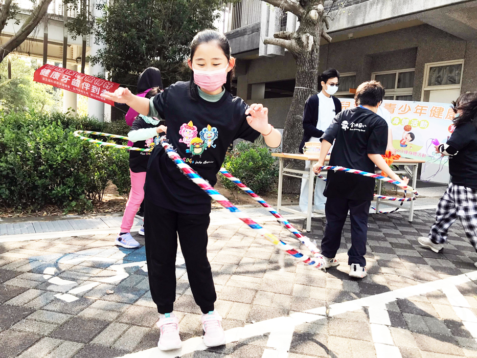 今年度湖小兒童節系列主題活動「我們一童闖關趣」，同時結合家長參觀日，讓親師生共同慶祝兒童節的到來。（金湖國小提供）
