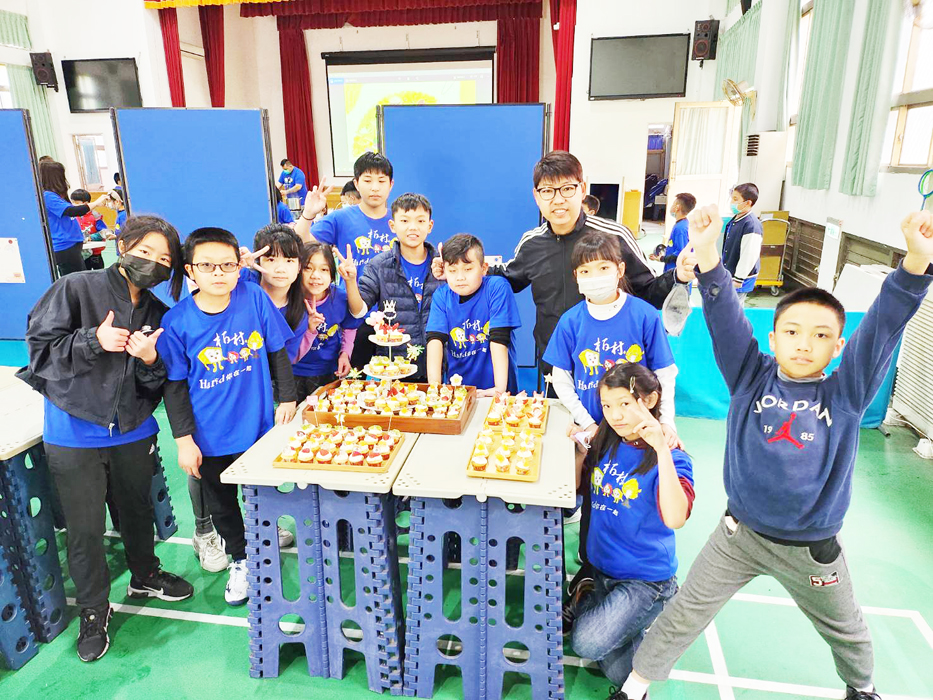 柏村國小慶祝兒童節，除了火鍋吃到飽還有餐後甜點品嘗大賽。（柏村國小提供）