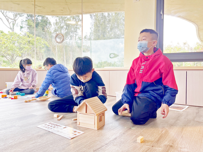 林務所「木育互動學習館」,有多所學校配合戶外教學前往體驗,自4月1日調整每週二至週日對外開放。同時清明連假,4月2日及4月4日亦有開放,歡迎親子前往體驗,相關訊息可鎖定林務所及金門植物園粉專公告。(陳麗妤攝)
