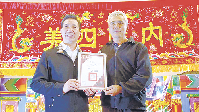 張文帝洋樓竣工修復特展啟用典禮,陳縣長針對修復匠師頒發感謝狀。(金門縣政府觀光處提供)