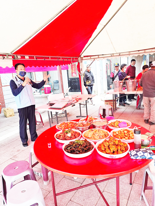 金湖鎮后園社區昨（2）日辦理清明祭祖暨風味餐品嘗活動，縣府參議陳金增代表縣長陳福海前往致意。（后園社區提供）