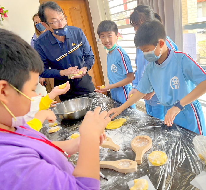 台東東河國小與安瀾國小展開橫跨山與海的校際交流。（安瀾國小提供）