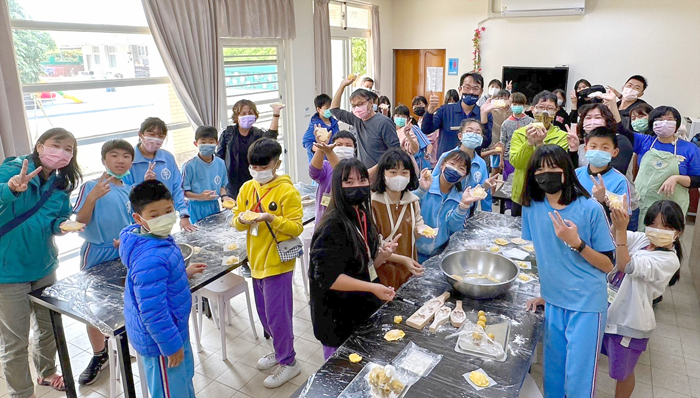 台東東河國小與安瀾國小展開橫跨山與海的校際交流。（安瀾國小提供）