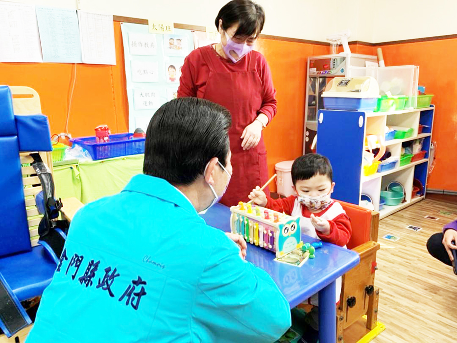 縣長陳福海就任後陸續前往各地聽取業務簡報並實地勘查規畫執行中的重大工程，強調施政排定優先順序，錢花在刀口上，並以「開源節流、永續財政」作為縣政財務統整的施政願景。
（照片由金門縣政府提供）