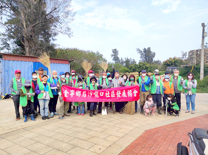 后沙嚨口社區發展協會辦理「環境清掃淨灘除銀膠菊」活動。
（后沙嚨口社區發展協會提供）