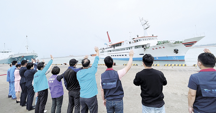 連假進入尾聲，縣府清明節包船「金門快輪」昨日上午11時搭載118人自料羅港返航。（陳麗妤攝）