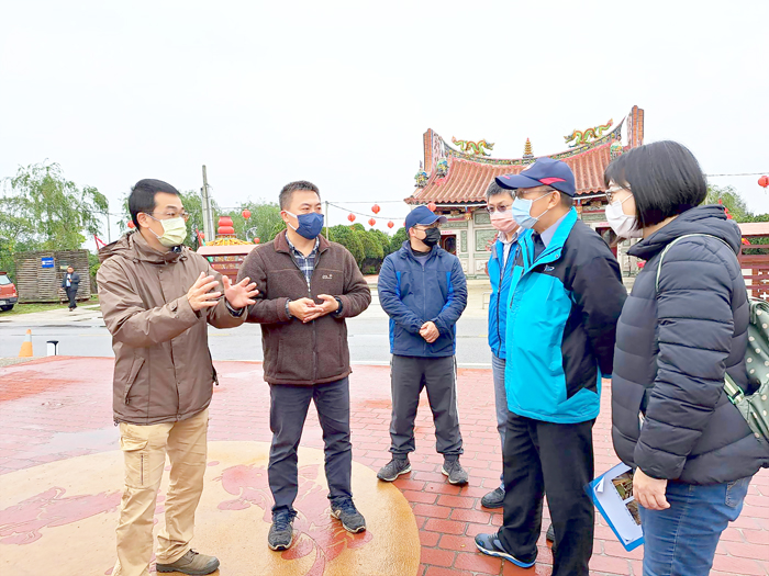 盼降低水獺路殺憾事，議員董森堡（左一）邀集金寧鄉代表李俊龍（左二）及相關單位共同會勘。（董森堡服務處提供）