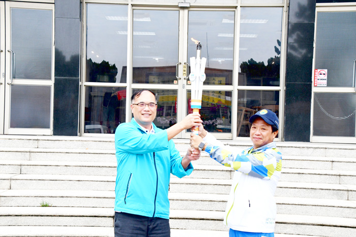 一一二年全國中等學校運動會聖火昨傳遞至金門縣,副縣長李文良帶領金寧中小學聖火隊完成聖火交接儀式。(楊水詠攝)