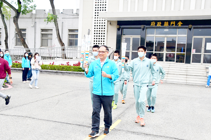 金門縣副縣長李文良帶領金寧中小學聖火隊從縣府出發遶行各鄉鎮,象徵薪火相傳永續不斷。(楊水詠攝)