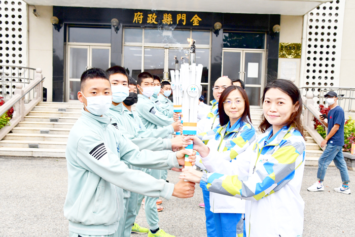 一一二年全國中等學校運動會聖火昨傳遞至金門縣,副縣長李文良帶領金寧中小學聖火隊完成聖火交接儀式。(楊水詠攝)