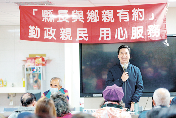 2度當選縣長的陳福海上任後立即重新啟動縣長親民日，短短的100天內已辦了4場次縣長與鄉親有約，透過與鄉親面對面的方式，不僅拉近彼此距離，也展現陳縣長上任後親率縣府團隊親民、便民、愛民之服務效能。（縣府民政處提供）