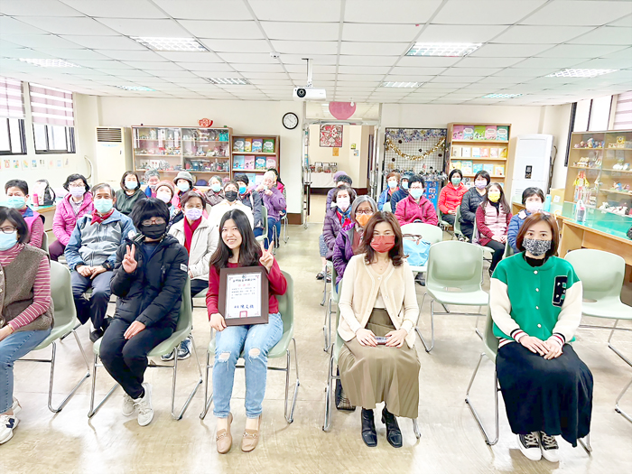 金湖鎮圖書館邀請衛生局心理師許心虹擔任健康促進講座講師，並以「減壓放鬆，快樂年長」為題，來和大家分享。（金湖鎮公所提供）