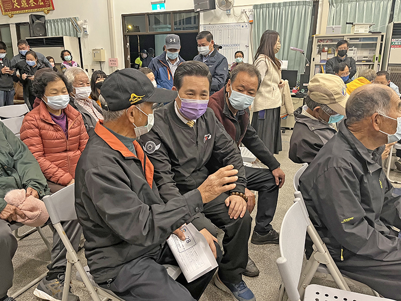 縣長走進人群,傾聽鄉親問題。(高凡淳攝)