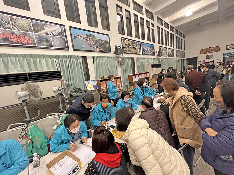 活動現場設有民政、建設、社會、工務、行政、衛生、地政等專門窗口,與民眾面對面溝通問題所在。(高凡淳攝)