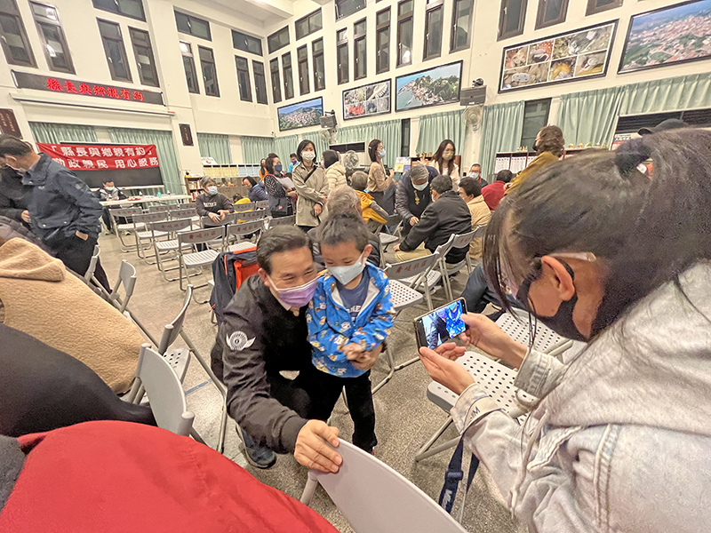 活動現場出現一位小小陳情者,走向縣長在耳邊說出自己心願。(高凡淳攝)