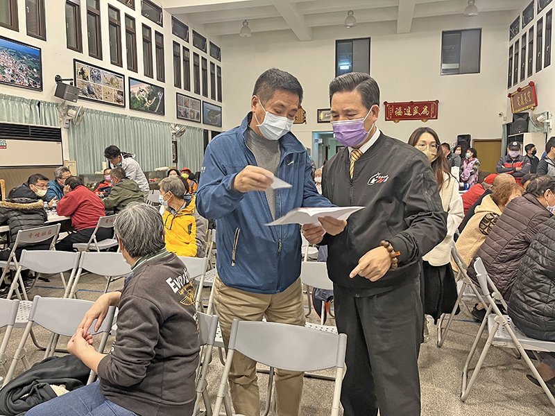 縣長走進人群,傾聽鄉親問題。(高凡淳攝)