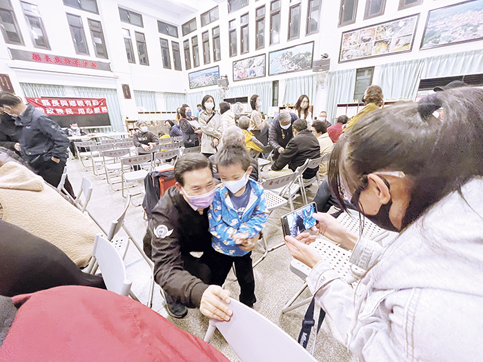 小小陳情者,走向縣長,在耳邊說出心願。(高凡淳攝)