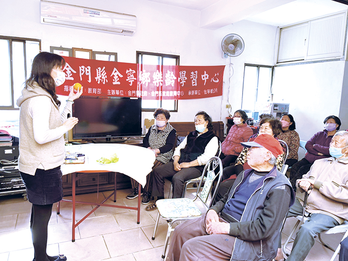 金寧鄉樂齡學習中心邀請李選治營養師，以「銀髮族的樂活餐盤」為主題，讓長輩了解應該要怎麼吃才健康。（高凡淳攝）