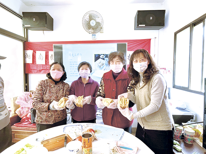 長輩們一起手作三明治，從動手做過程更了解食物的營養來源。（高凡淳攝）